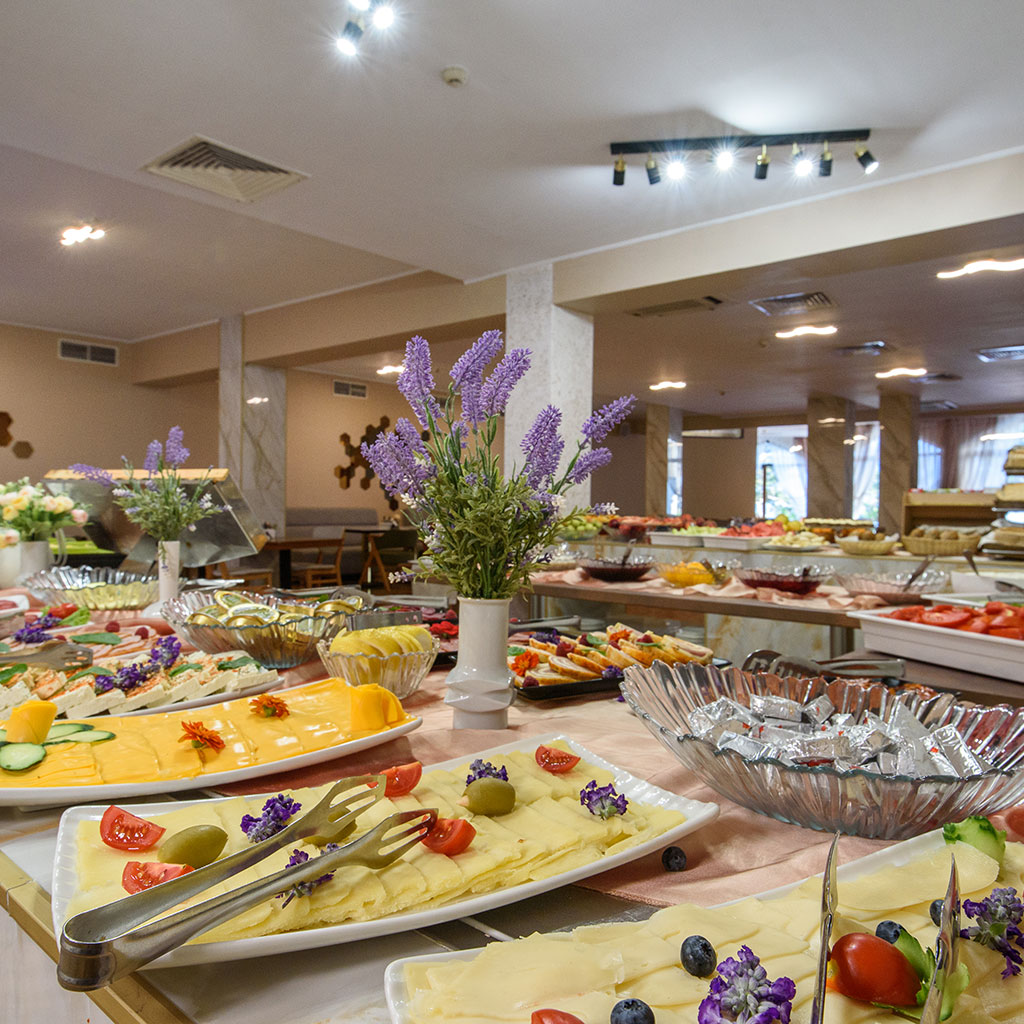 A perfectly arranged block table in the Hotel SPA Club Bor Velingrad